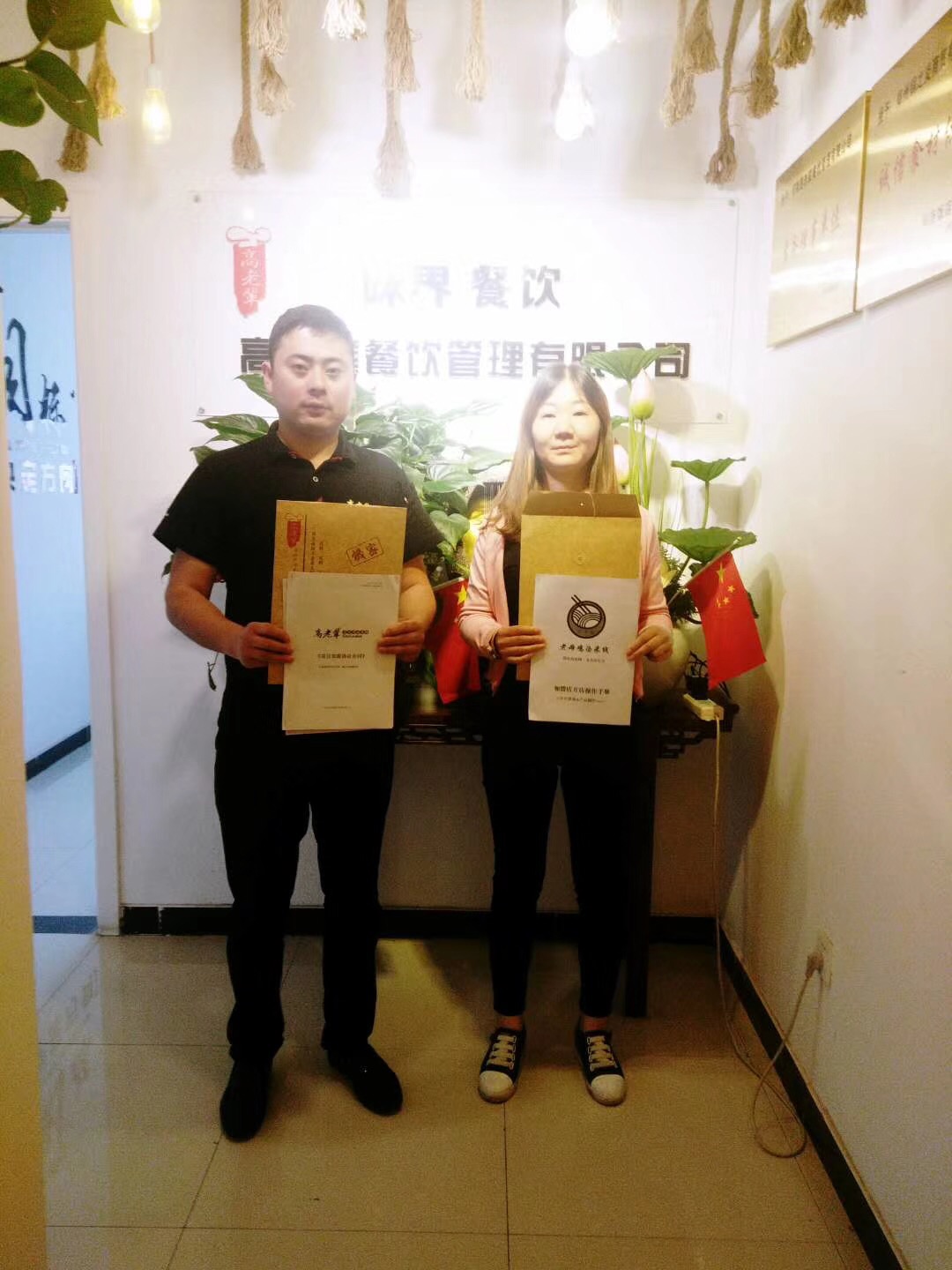 恭祝️：餐饮资深人士张总加入高老辈团队布局红砖路,感谢对团队的信任与支持
