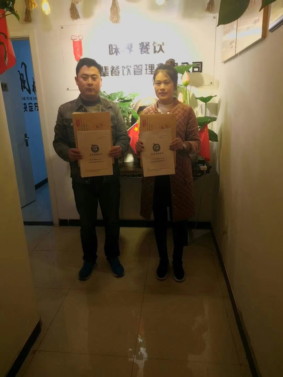恭贺：开封尉氏王总第二家高老辈鸡汤米线店签约成功！！